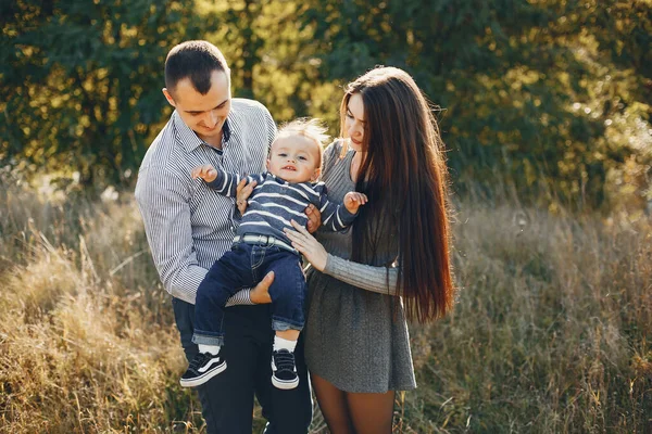 Família bonito jogando em um parque de verão — Fotografia de Stock