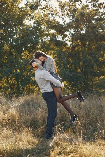 Belo casal passar o tempo em um parque de verão — Fotografia de Stock