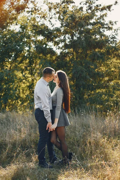 Beautiful couple spend time in a summer park — Stock Photo, Image