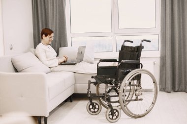 Lapotlu engelli kadın kanepede yatıyordu.