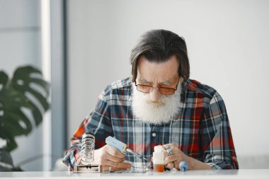 Erkek teknisyen evde elektronik ekipman tamir ediyor.