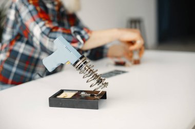 Erkek teknisyen evde elektronik ekipman tamir ediyor.