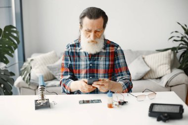 Tamirden sonra üst düzey teknisyen telefonu kontrol ediyor.