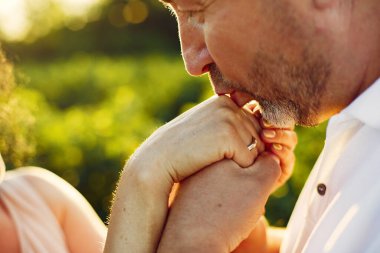 Güzel yetişkin bir çift yaz tarlasında vakit geçirir.