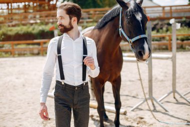 Çiftlikte duran eli olan adam.