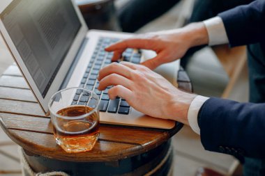 Ofiste çalışan iki işadamı.