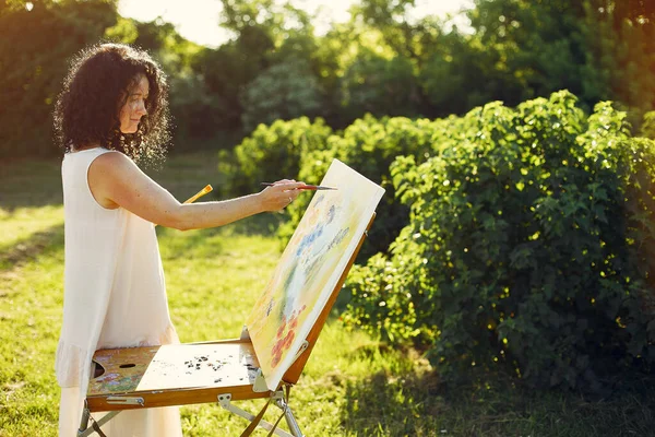 Bella donna adulta che disegna in un campo estivo — Foto Stock