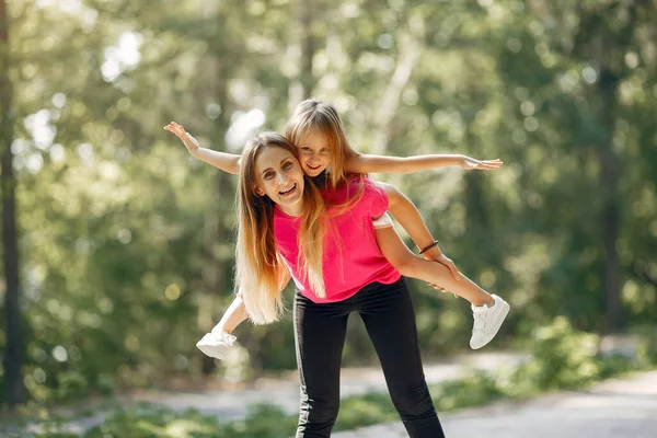 Madre con hija jugando en un parque de verano —  Fotos de Stock