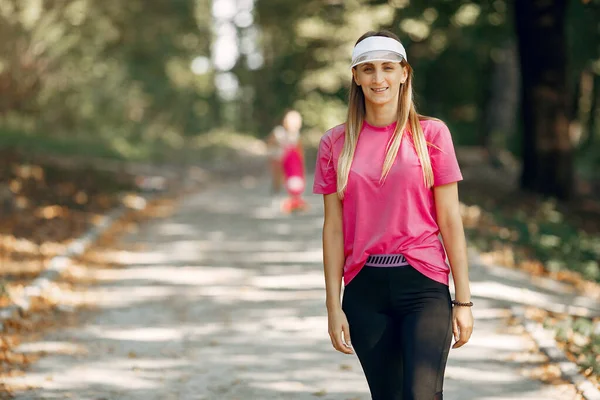 Hermosa chica deportiva en un parque de verano — Foto de Stock