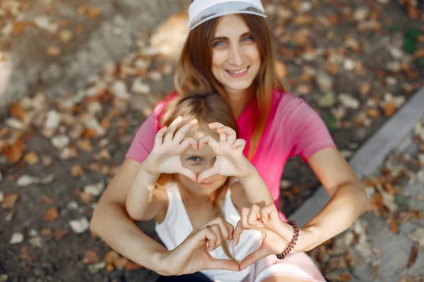 Madre con figlia che gioca in un parco estivo — Foto Stock