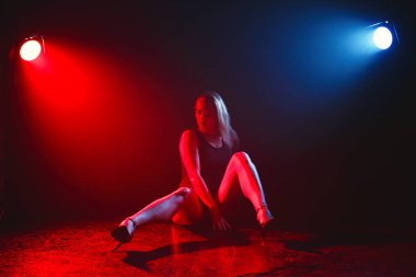 Güzel bir manken kızın sanat portresi.