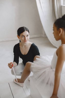 Afrikalı küçük kız bale okuyor.