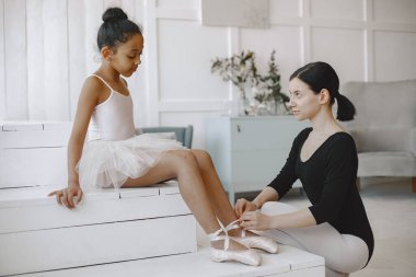 Afrikalı küçük kız bale okuyor.