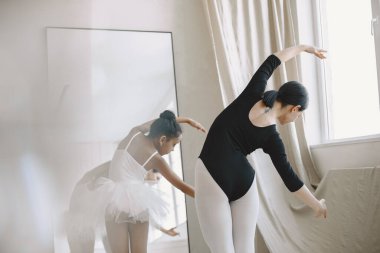 Afrikalı küçük kız bale okuyor.