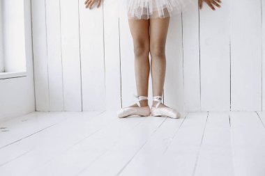 Afrikalı cilt kız bale okuyor.