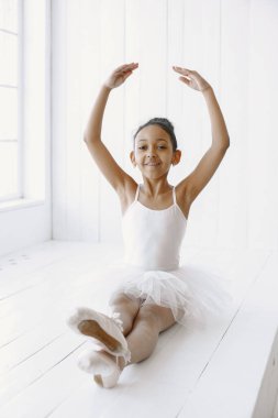 Afrikalı cilt kız bale okuyor.