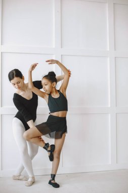 Afrikalı küçük kız bale okuyor.