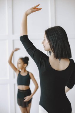 Afrikalı küçük kız bale okuyor.