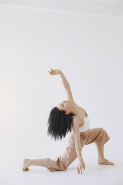 Stüdyoda dans eden güzel genç bir kadın.