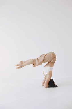 Stüdyoda dans eden güzel genç bir kadın.