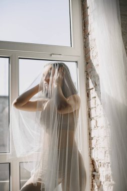 Stüdyoda dans eden güzel genç bir kadın.