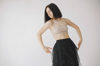 Stüdyoda dans eden güzel genç bir kadın.