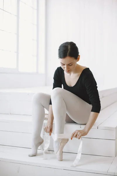 Ballerina posiert vor weißem Hintergrund — Stockfoto