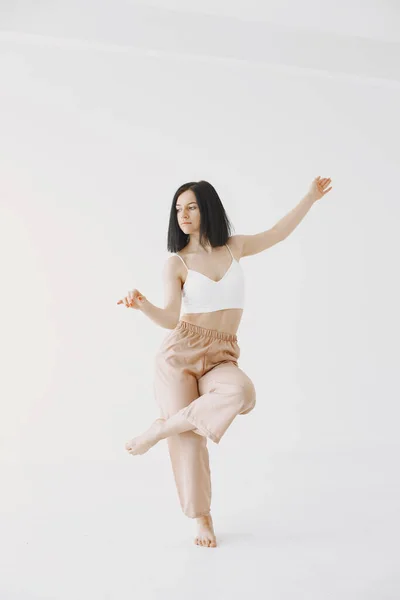 Mooie jonge vrouw dansen in studio — Stockfoto