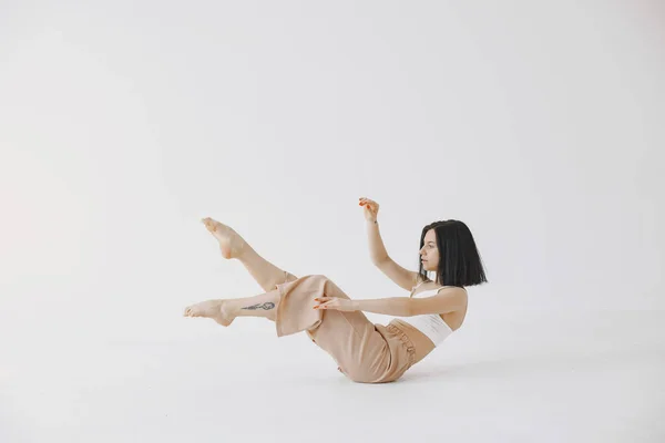 Mooie jonge vrouw dansen in studio — Stockfoto