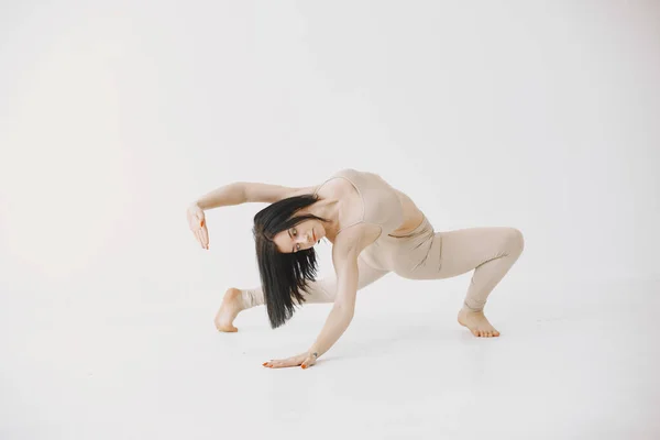 Belle jeune femme dansant en studio — Photo