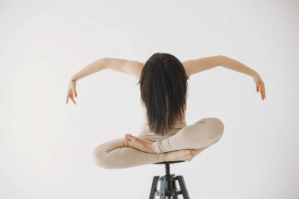 Belle jeune femme dansant en studio — Photo