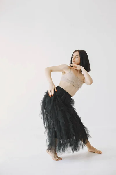 Schöne junge Frau tanzt im Studio — Stockfoto