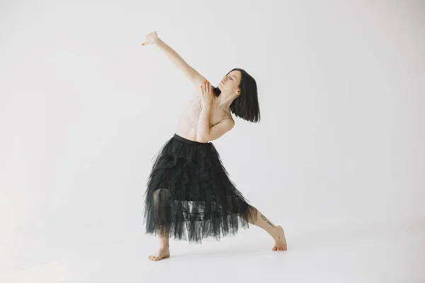 Schöne junge Frau tanzt im Studio — Stockfoto
