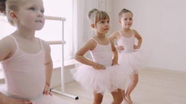 Koreografi sınıfındaki genç balerinler.