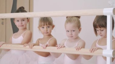 Küçük Afrikalı kız bale barında koreografik öğeler üzerinde pratik yapıyor.