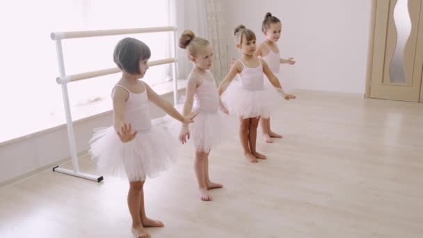 Alunos jovens bailarinas na aula de coreografia da escola de balé — Vídeo de Stock