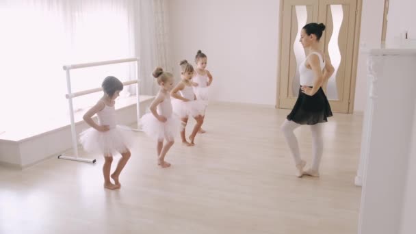 Młodzi studenci baletnice w klasie choreografii szkoły baletowej — Wideo stockowe