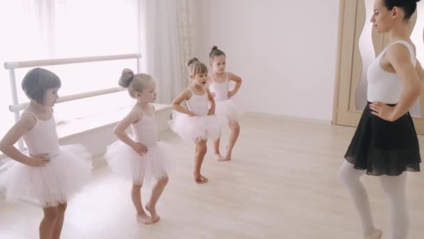 Alunos jovens bailarinas na aula de coreografia da escola de balé — Vídeo de Stock