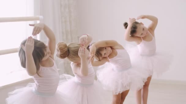 Meninas se curvando juntos na aula de balé — Vídeo de Stock