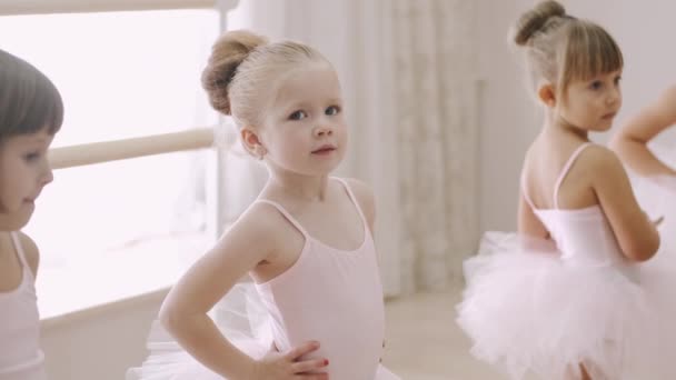 Meninas se curvando juntos na aula de balé — Vídeo de Stock