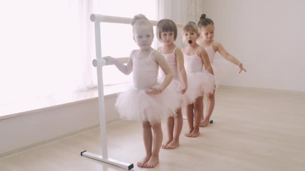 Pequena menina africana praticando elementos coreográficos no ballet barre — Vídeo de Stock