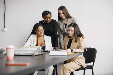 Çok ırklı üniversiteler ofiste proje hakkında konuşuyorlar