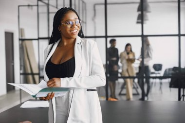 Ofiste çalışan kendine güvenen siyahi bir iş kadınının portresi.