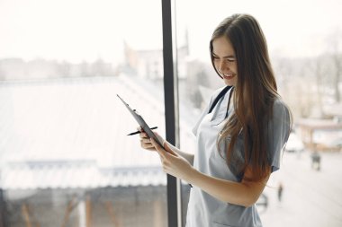 Uzun saçlı doktor şeklinde bir kız.