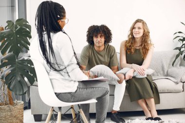 Çift terapide psikologla konuşuyor.