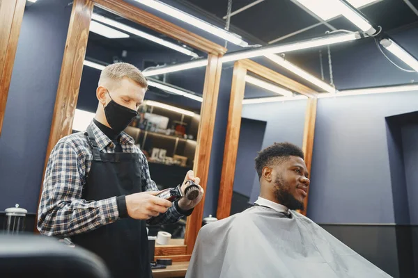 Jovem afro-americano visitando barbearia — Fotografia de Stock