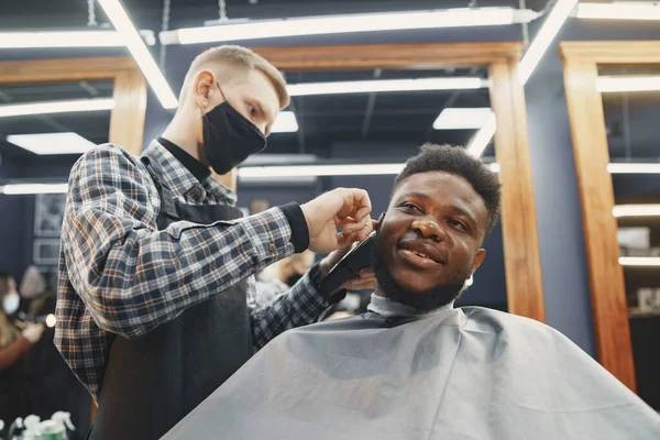 Jovem afro-americano visitando barbearia — Fotografia de Stock