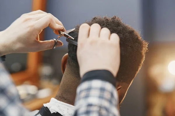 Junger afroamerikanischer Mann besucht Friseurladen — Stockfoto