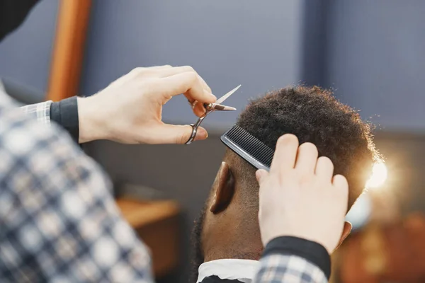 Młody Afroamerykanin odwiedzający zakład fryzjerski — Zdjęcie stockowe
