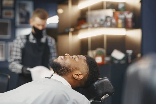 若いアフリカ系アメリカ人の男が理髪店を訪問 — ストック写真